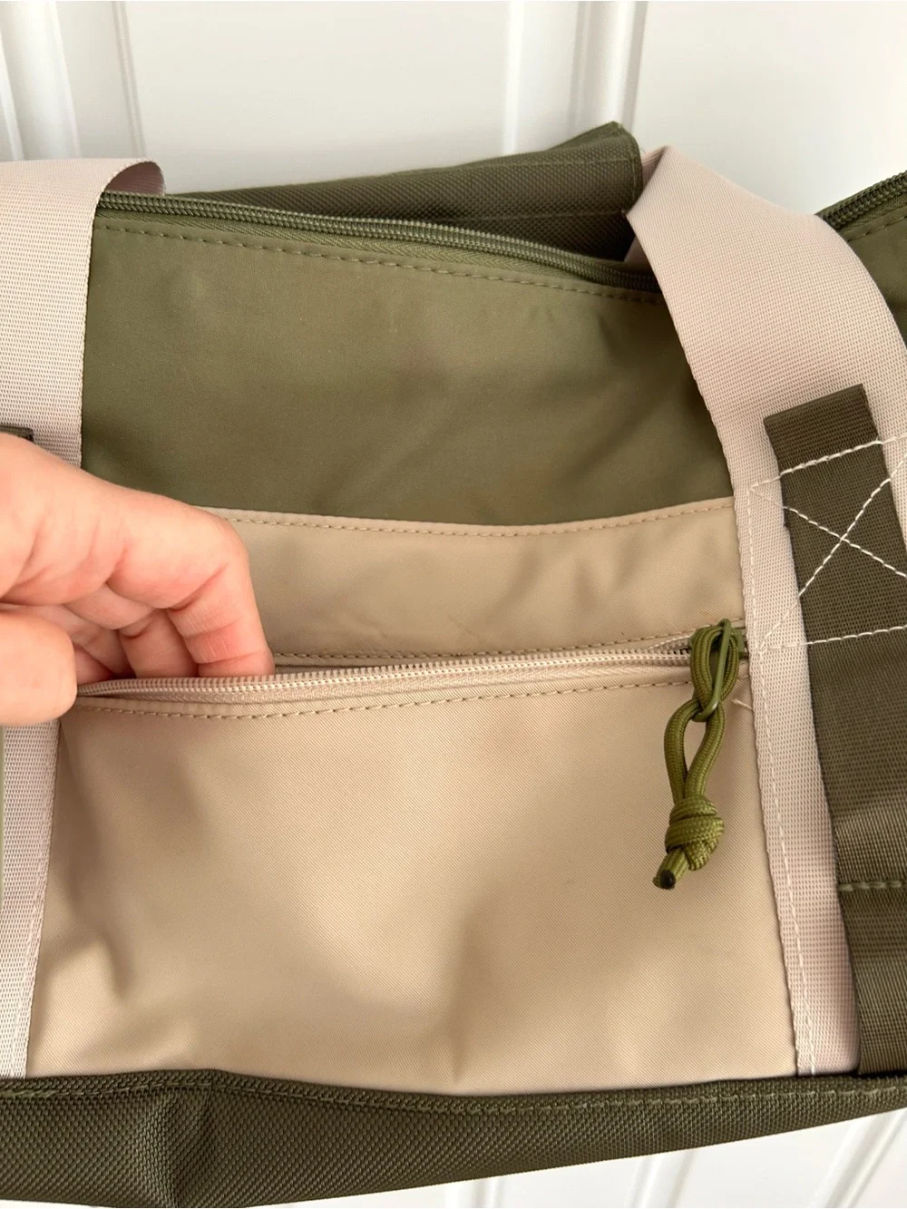 NWT Goodfellow Men’s Large Green Tan Canvas Duffle Gym Bag Interior Organization